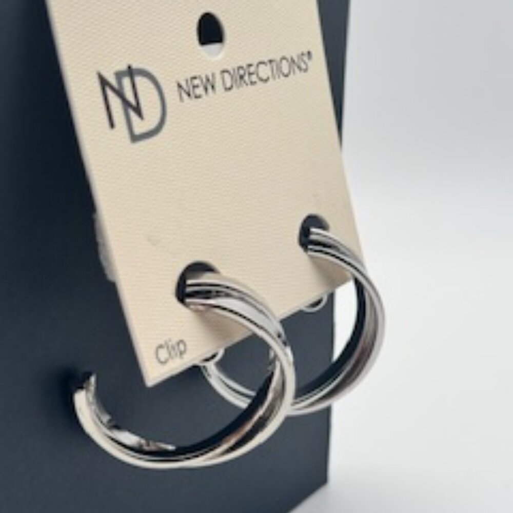 Stylish Silver-Toned Clip-On Earrings – Elegant Design for Any Occasion - Picture 2 of 4